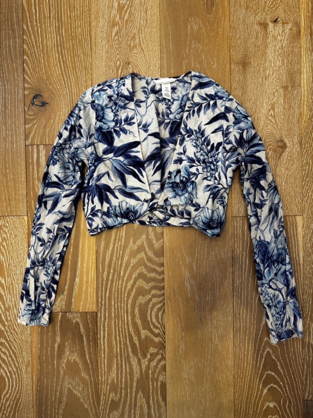 XS BLUE AND WHITE FLORAL LINEN LONG SLEEVE CROP TOP